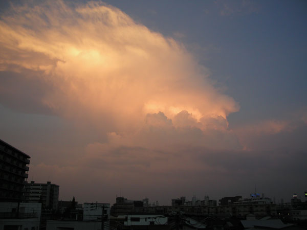 夕日に映える積乱雲（１）